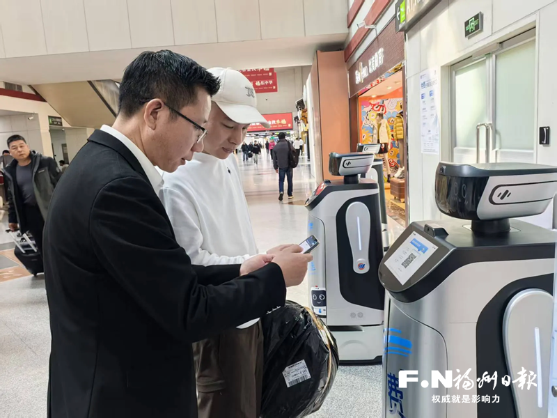 “榕小递”智能机器人亮相长乐机场 ​可免费配送行李和带路导航