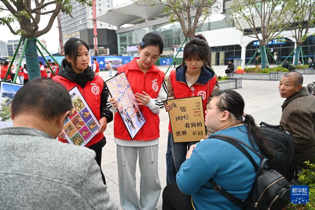 福建福州：公益海报巡展宣传无障碍理念