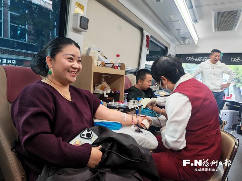 无偿献血活动在“苍霞人家”生活馆广场举行