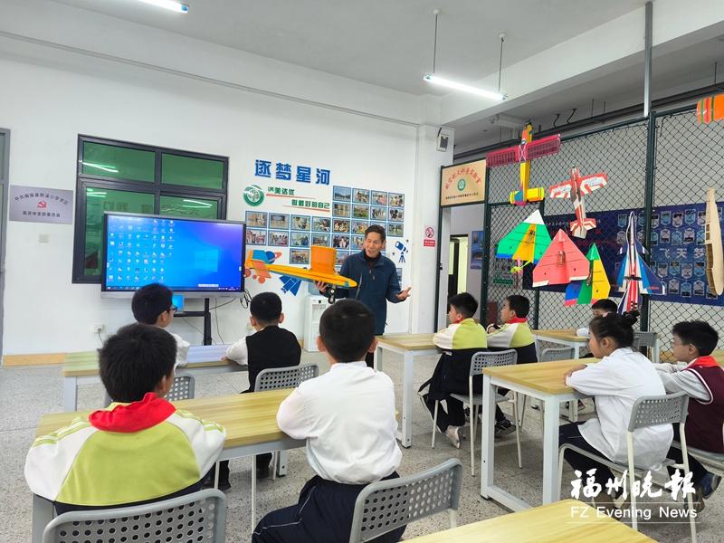 航模名师为家乡孩子写书 闽侯农村小学有了首本航天科普课程