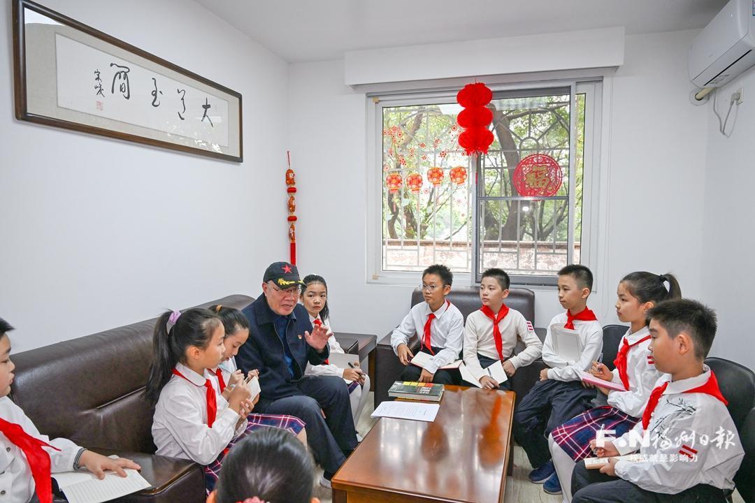 红色薪火传西湖：福州西峰小学师生湖畔寻访革命印记，三代同堂诵经典