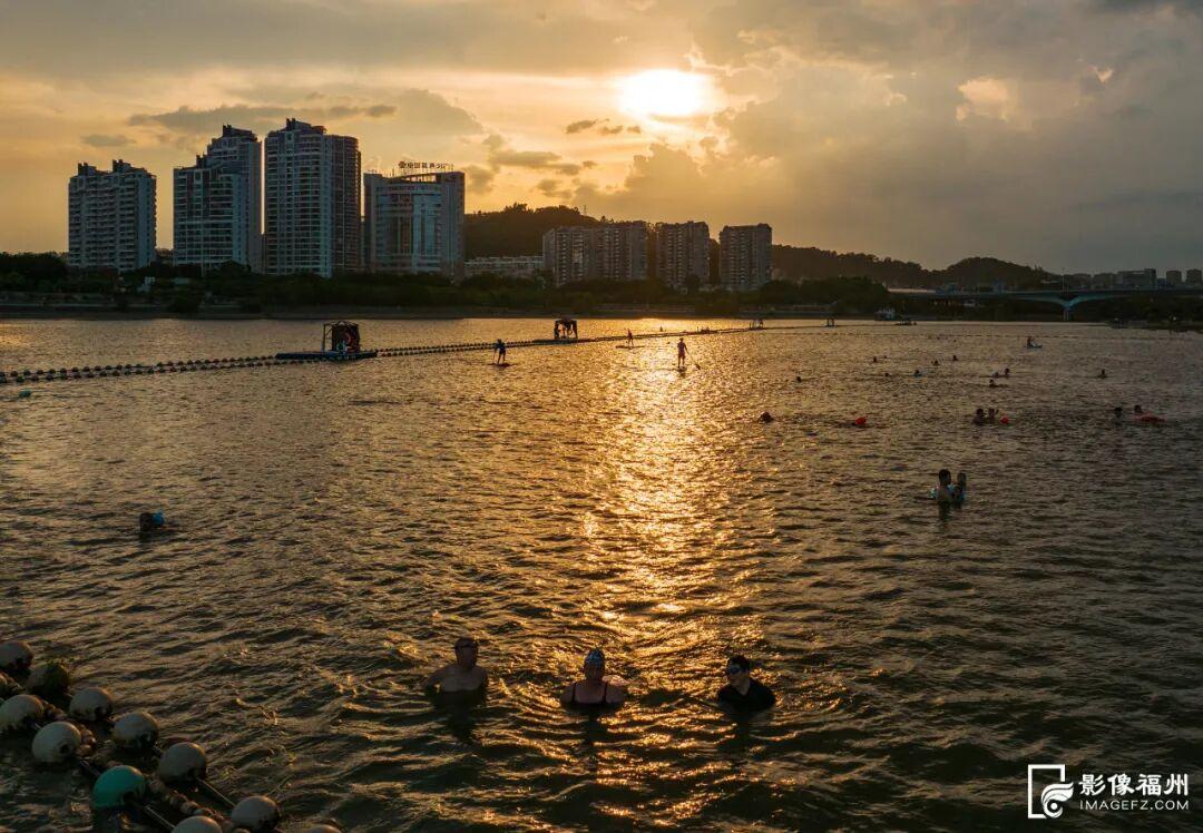 来福州 当“泳士”