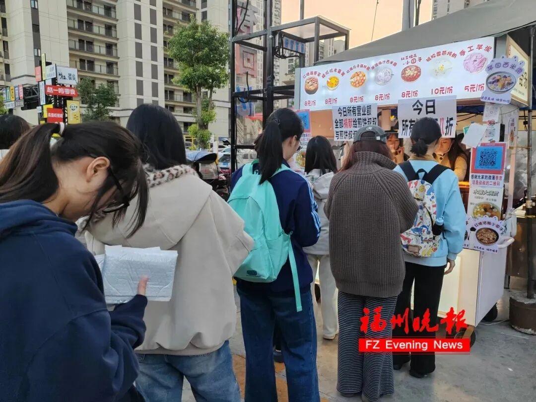 太暖了！福州锅盔叔叔给煎饼叔叔捐钱了！