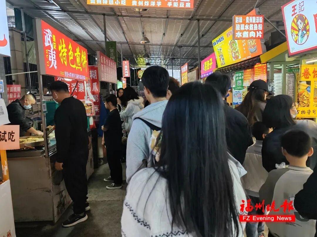 太暖了！福州锅盔叔叔给煎饼叔叔捐钱了！