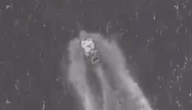 美军称在国际水域打击3艘船只 致8人死亡