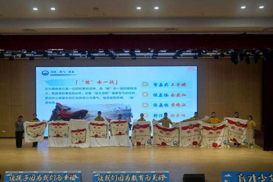 “睡在奖状堆里，做梦都要笑出来了！”