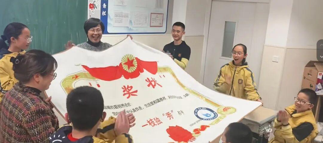 “睡在奖状堆里，做梦都要笑出来了！”