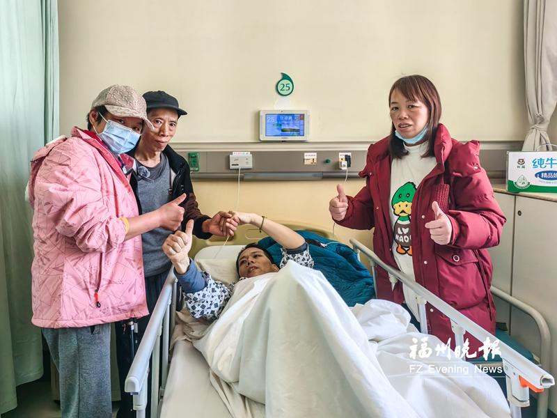 到医院探望并鼓劲打气 “锅盔叔叔”“煎饼叔叔”手紧握心相连