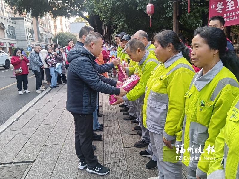 为一线群体和困难户送去生活用品 “爱心茶摊”摊主坚持十六载“冬送温暖”