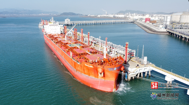 全球最大级别CABU船首靠福州港