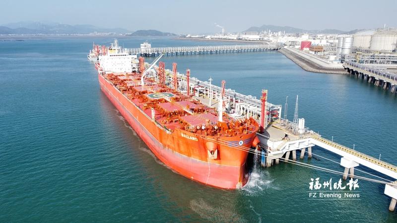 全球最大级别CABU船首泊福州港