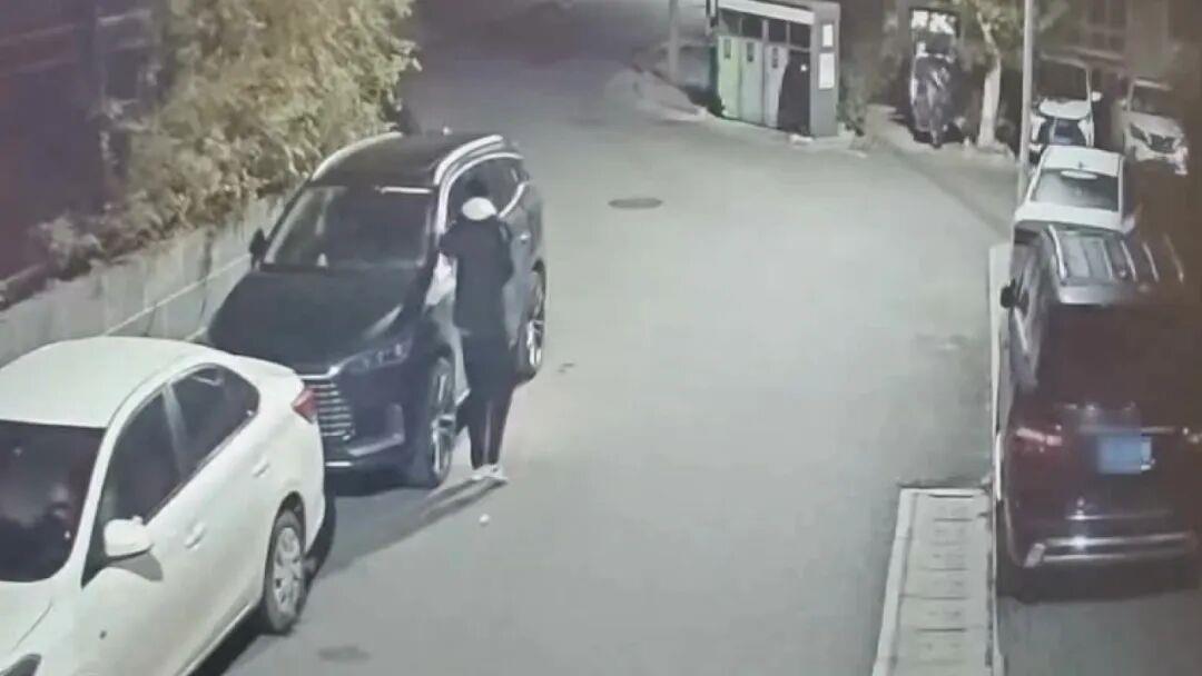 看到立即报警!这种小卡片竟是电诈引流工具 看到立即报警!这种小卡片竟是电诈引流工具