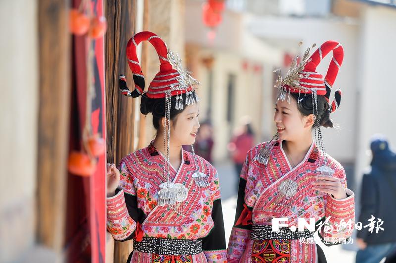 畲族凤凰装秀出“最炫民族风”：以崭新姿态“飞”入寻常生活