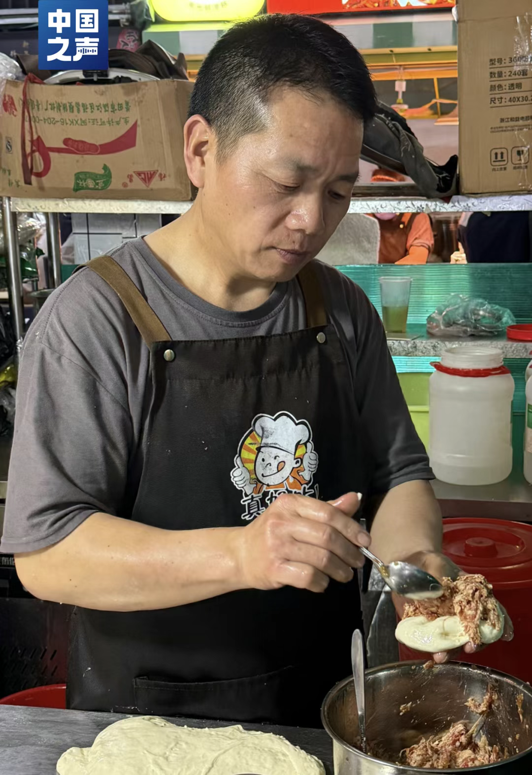 “煎饼叔叔”出院回家迎新年 2026年他的心愿是____