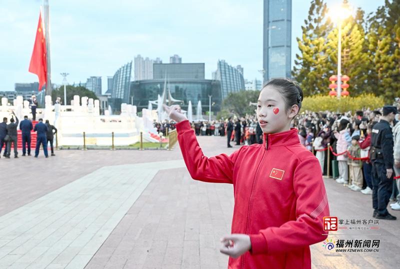 五一广场举行元旦升旗仪式 听障女孩用手语“唱”响国歌