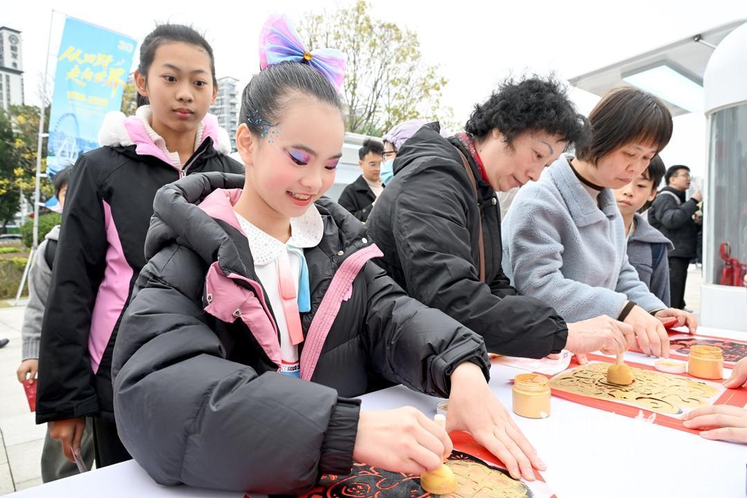 庆元旦迎新年 爱心联欢祝福福州晚报44周岁生日