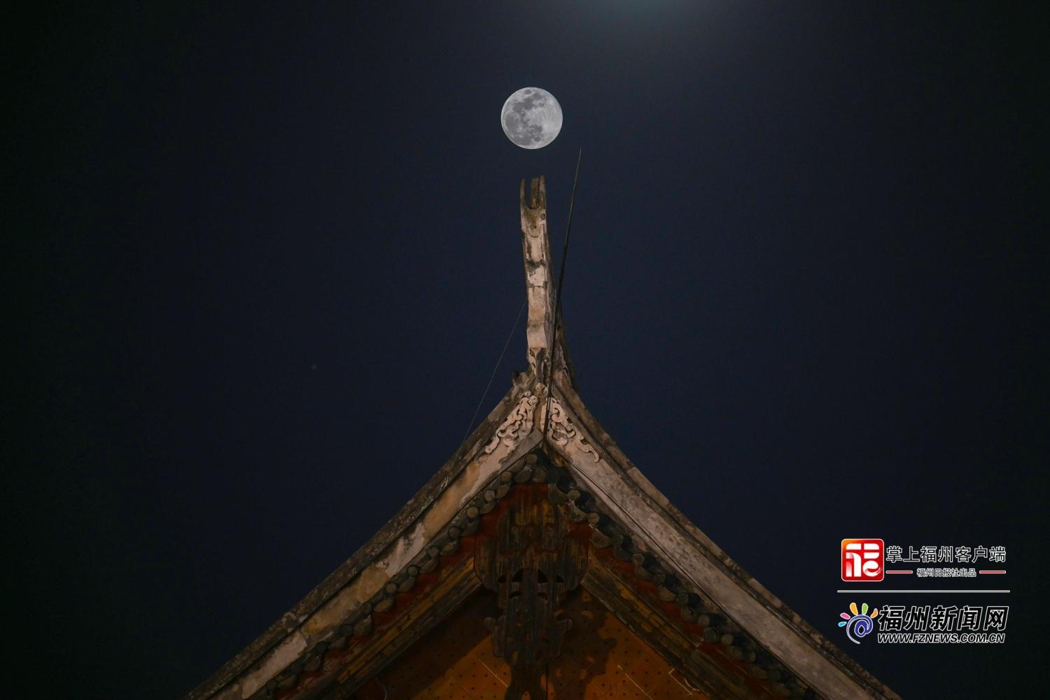 看！2026年首个“超级月亮”，“落”在了福州的屋檐上！