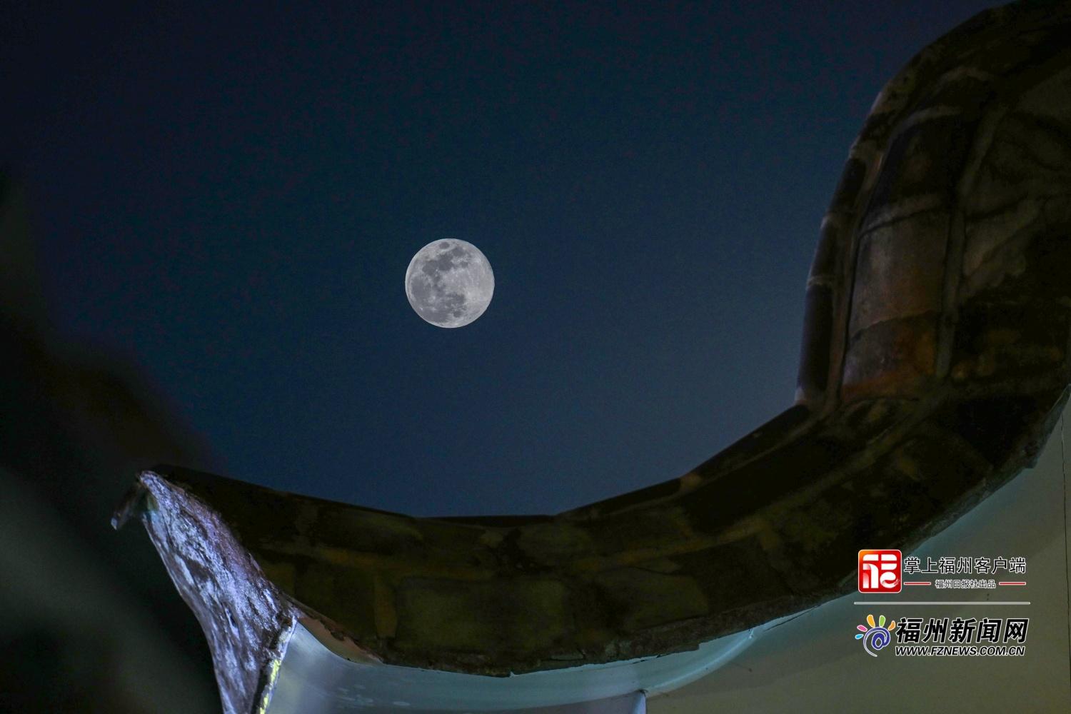 看！2026年首个“超级月亮”，“落”在了福州的屋檐上！