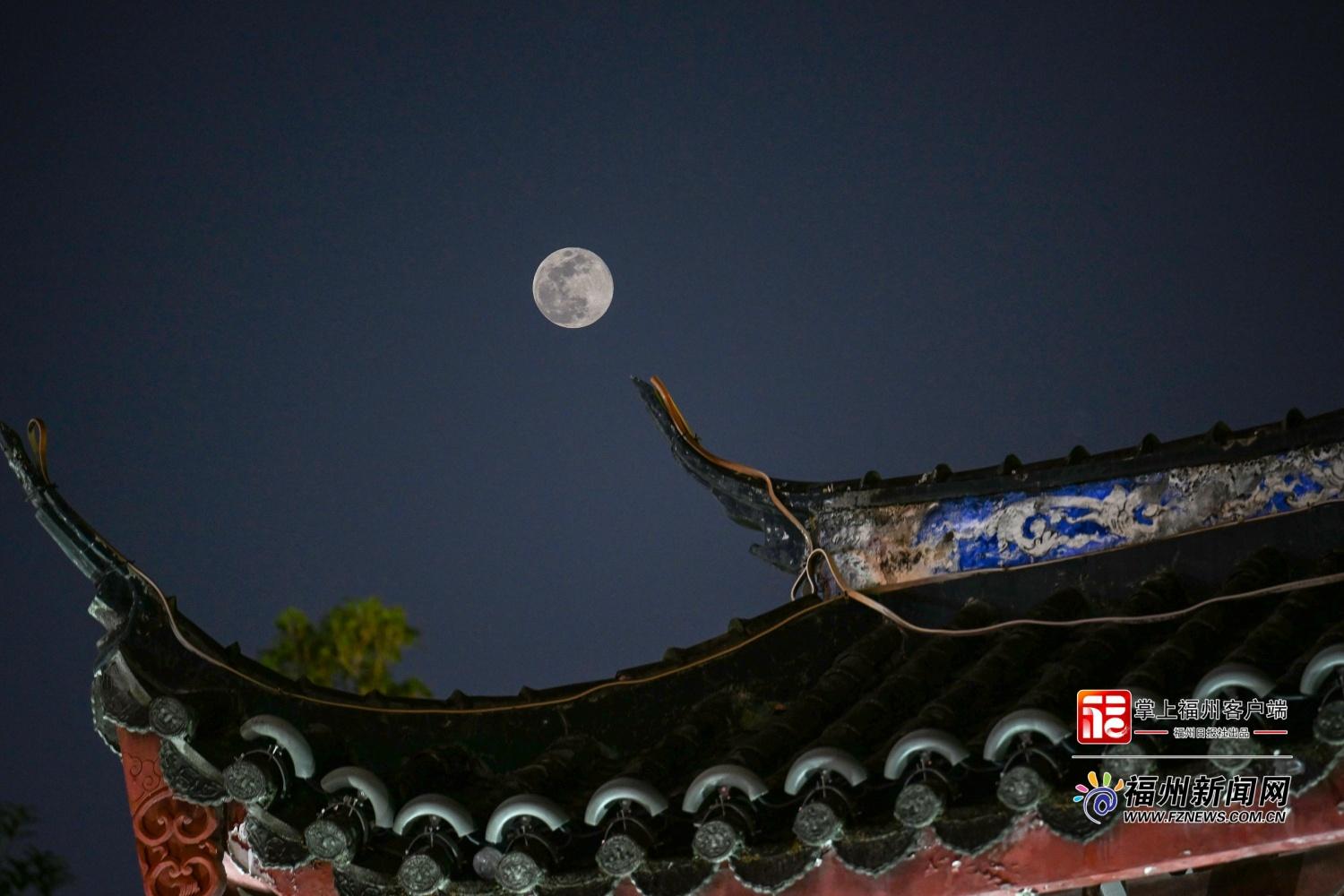 看！2026年首个“超级月亮”，“落”在了福州的屋檐上！