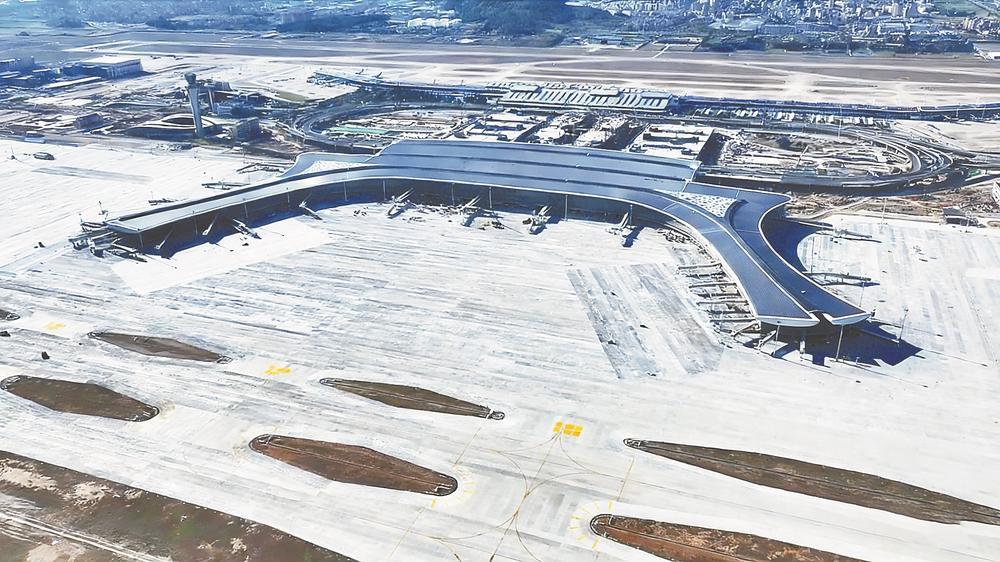 福州长乐国际机场二期扩建工程综合交通中心主体结构封顶