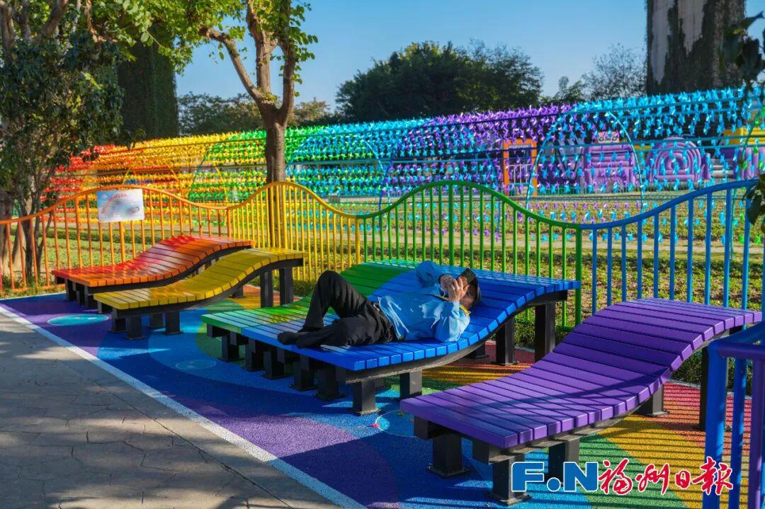 地铁直达！福州知名公园大升级！七彩“躺平椅”火了！