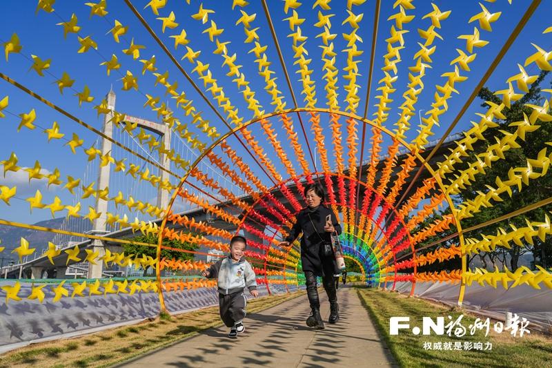 福州花海公园升级 彩虹风车长廊受欢迎