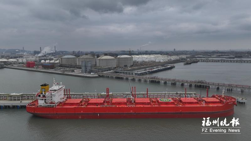 江阴港区迎来今年首艘全球最大级别CABU船