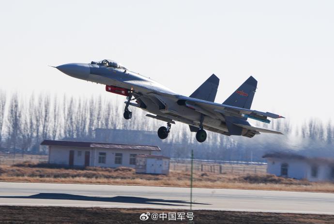 多架战机遨游空天，氛围感拉满！