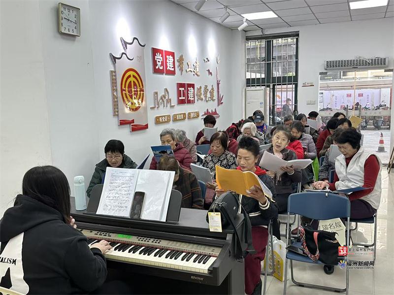 银发晚年被“困”在手机里：刷金币、踩直播坑……如何破局？