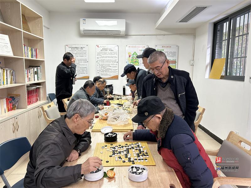 银发晚年被“困”在手机里：刷金币、踩直播坑……如何破局？