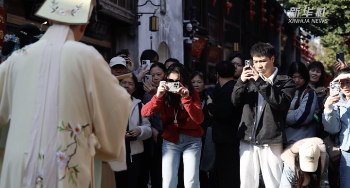 闽剧快闪在福州三坊七巷上演