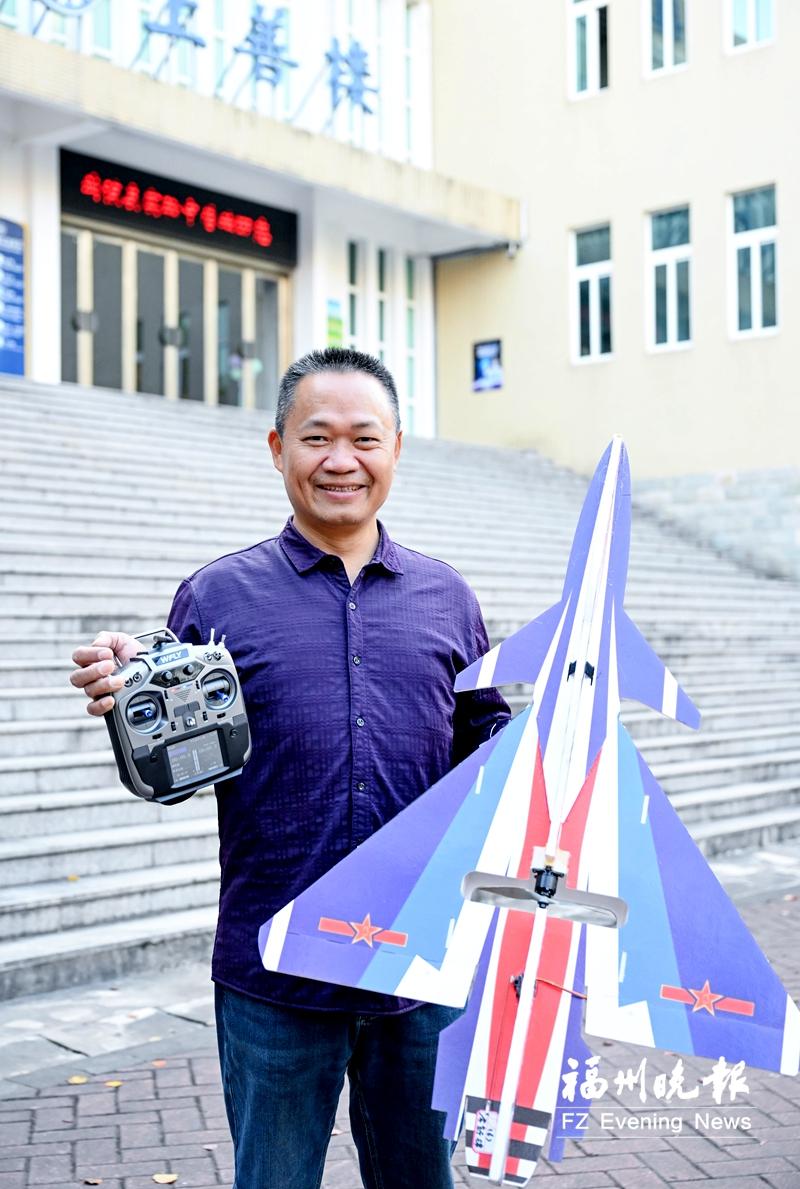 徐裕端：深耕航模教育领域30多年 带队获得18金23银9铜