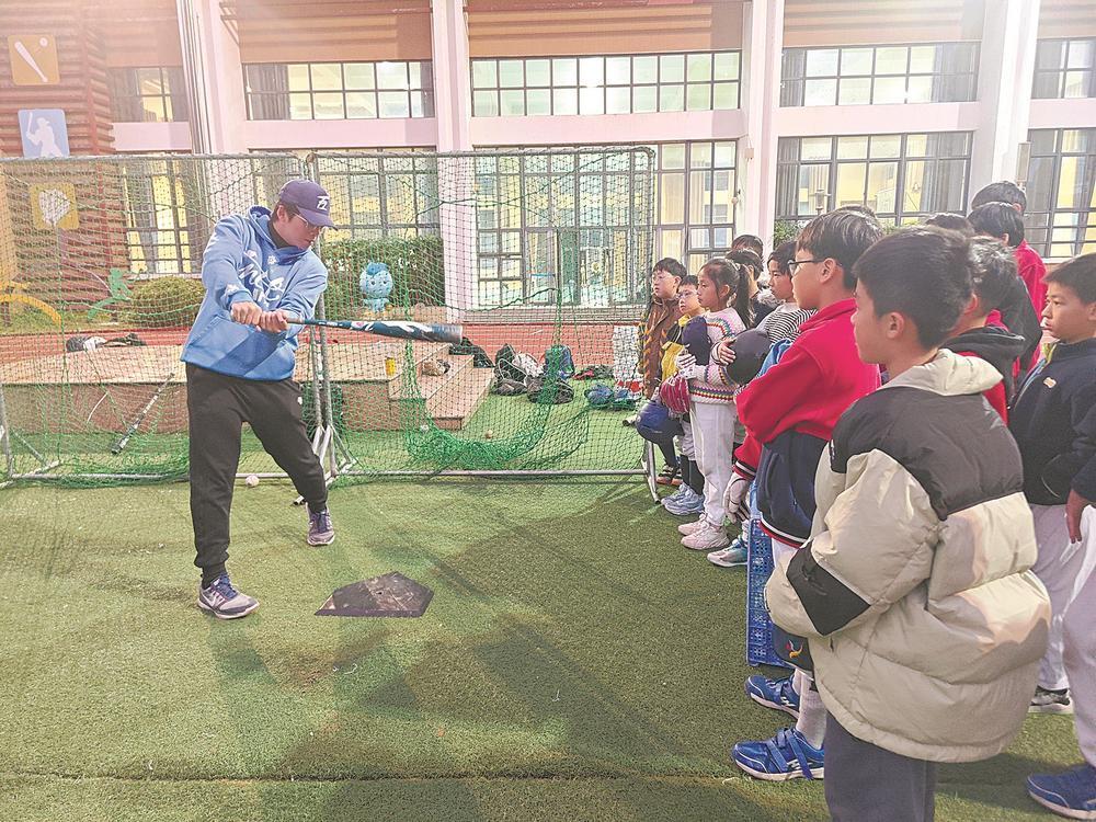 福建：一“球”连两岸 挥“棒”向未来