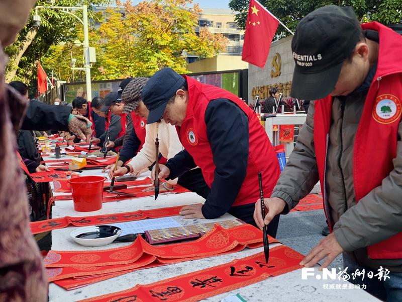 福州市老年大学笔墨迎春 3小时书写近千个“福”字