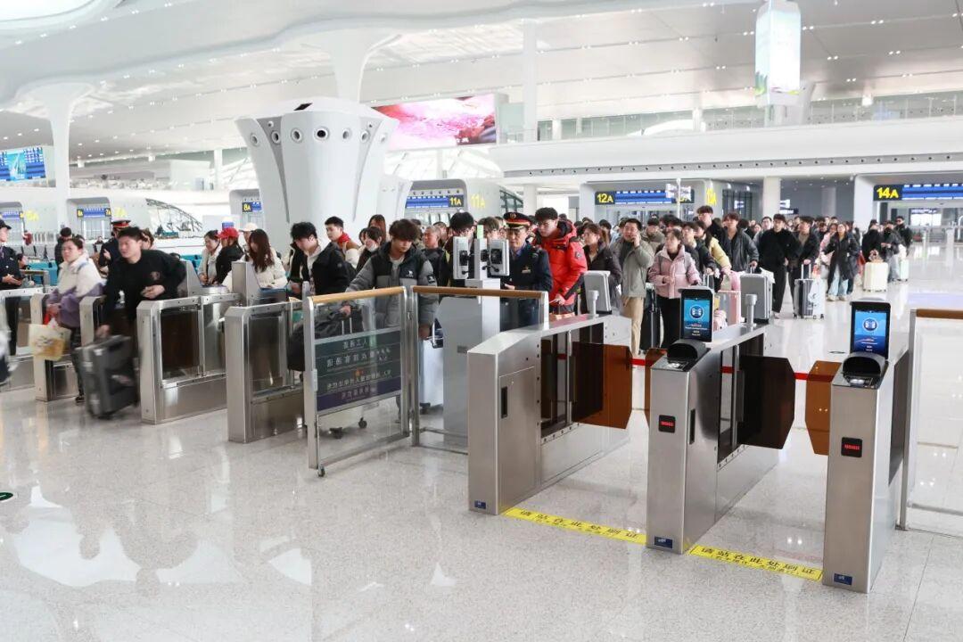 旅客买错火车票，可限时免费退票！规则详解→