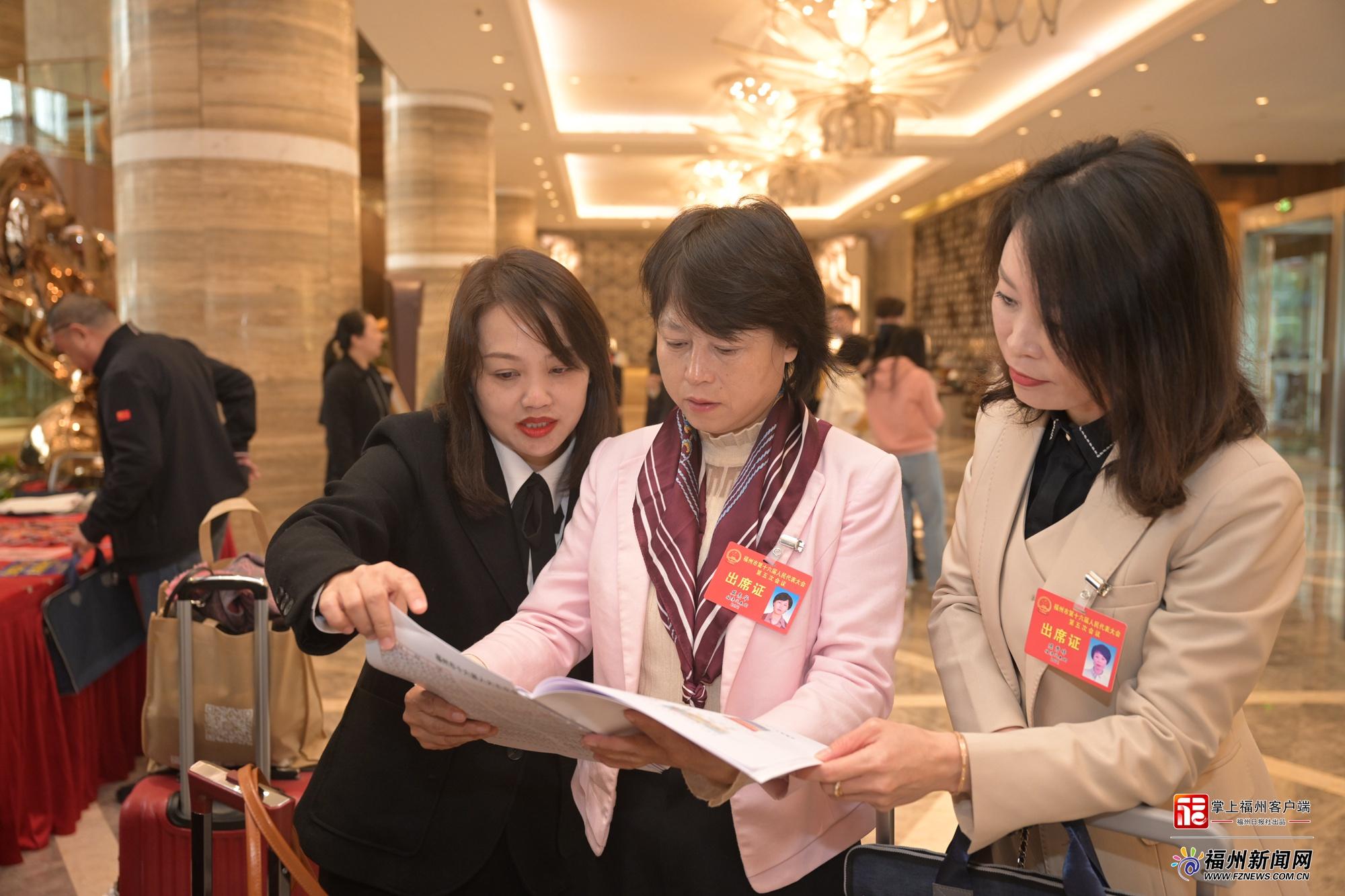 市人大代表向大会报到