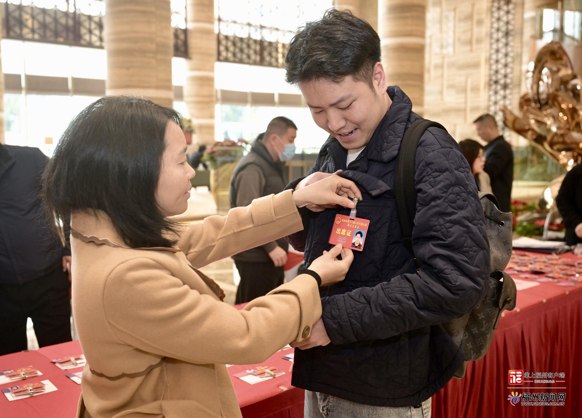 市人大代表向大会报到