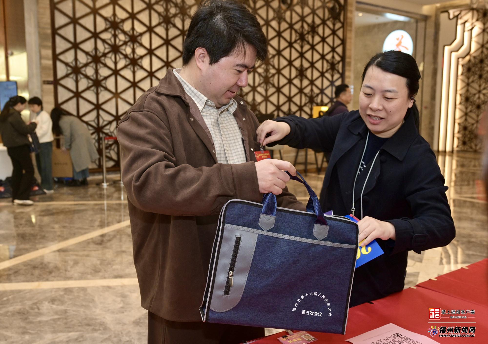 市人大代表向大会报到