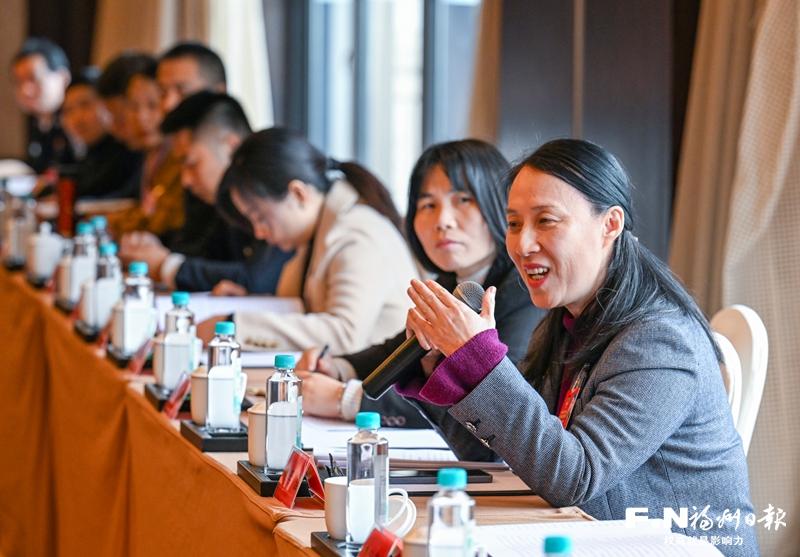 市政协委员分组讨论市两院报告