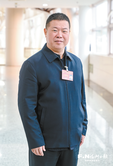 福清团代表陈忠：建议实行木雕工艺代表性传承人认定与管理制度