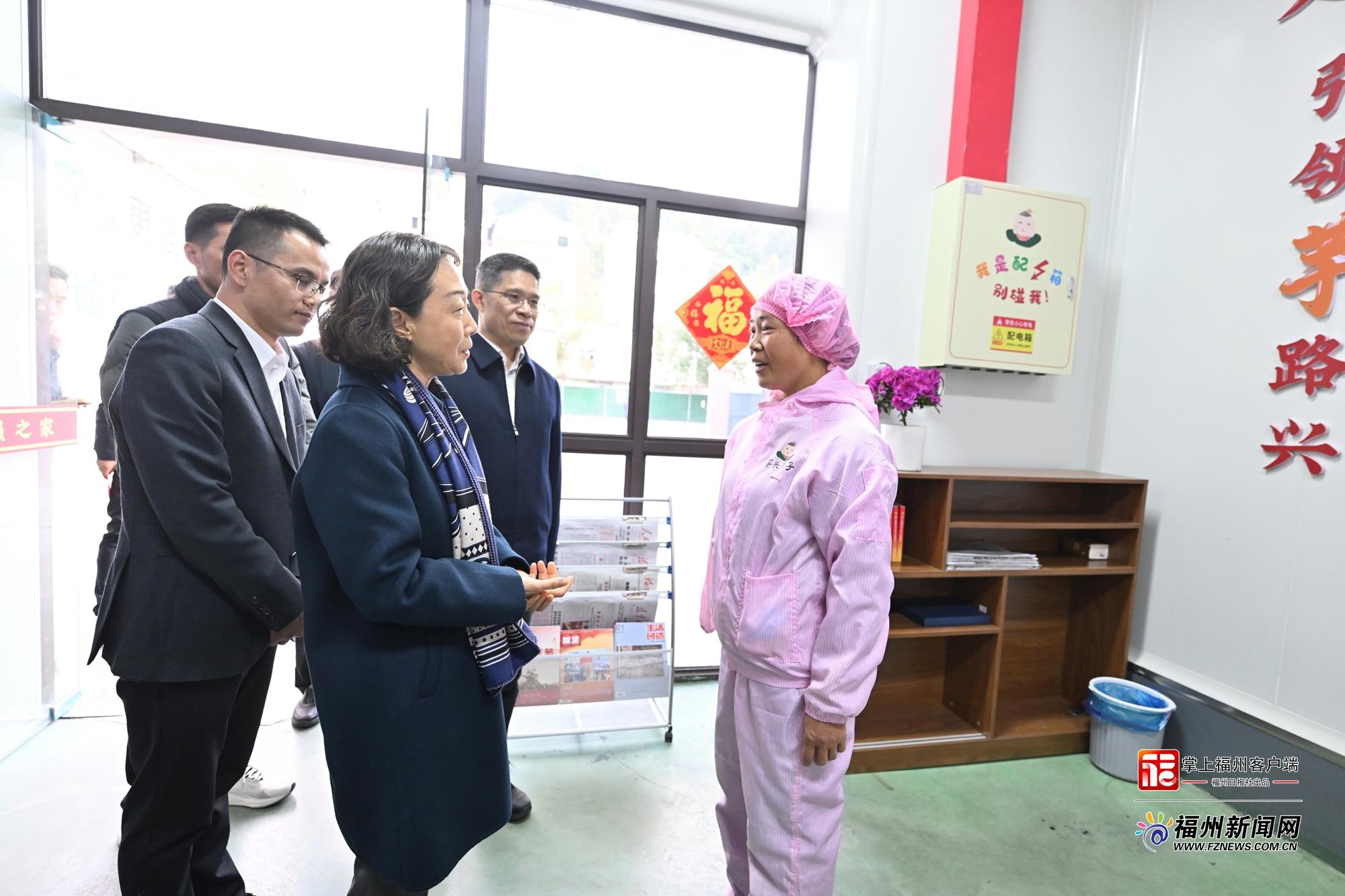 郭宁宁走访慰问党员群众