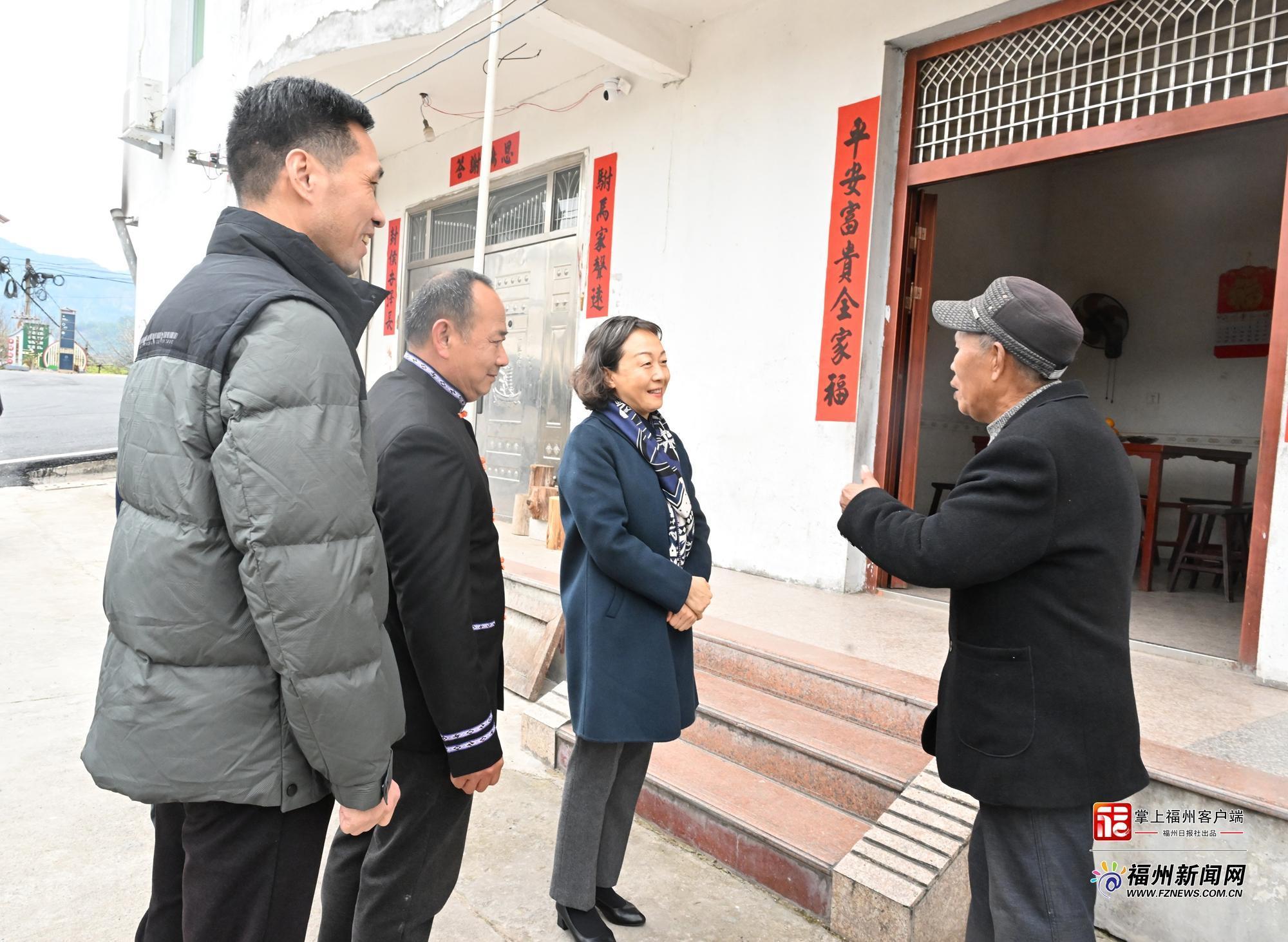 郭宁宁走访慰问党员群众