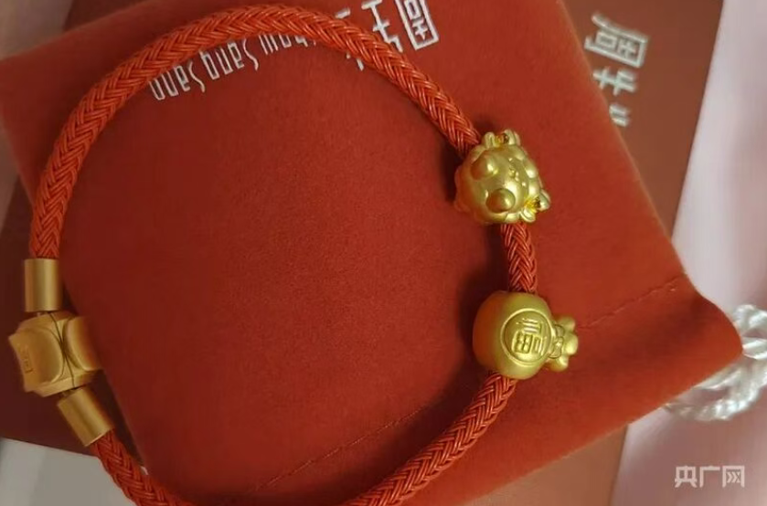 足金挂坠检出铁？监管部门已介入，周生生最新回应