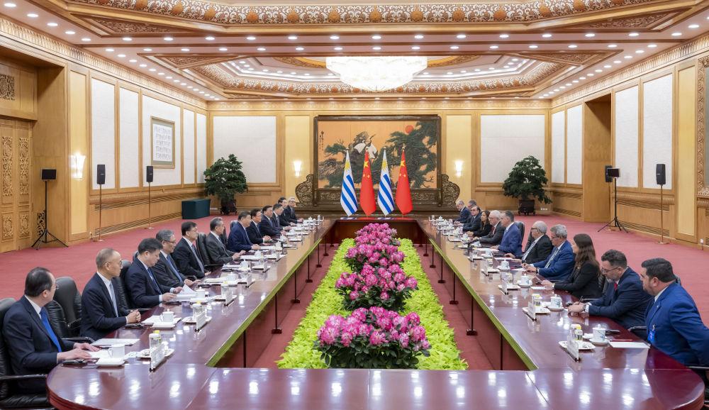 习近平同乌拉圭总统奥尔西举行会谈