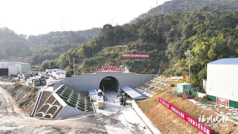 福州港后铁路建设取得关键进展 一天实现“双贯通”