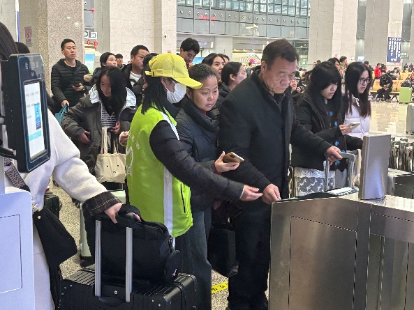 春运首日，福外“青春志愿绿”这样暖心暖途！