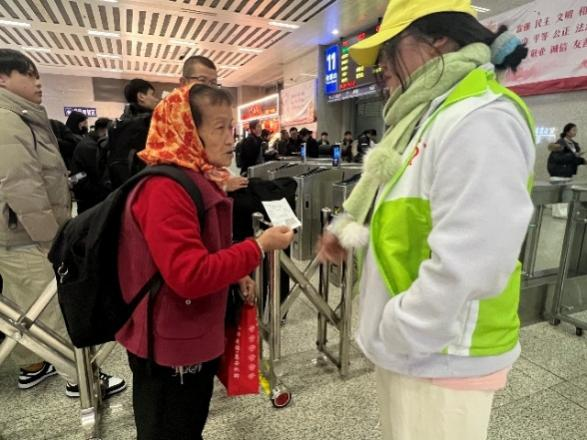 春运首日，福外“青春志愿绿”这样暖心暖途！