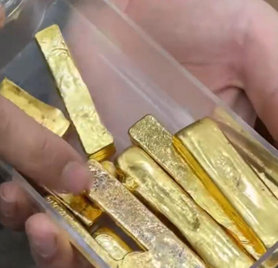一打金店1个月扫出1700克金粉 老板称是打金时产生的“生活垃圾”