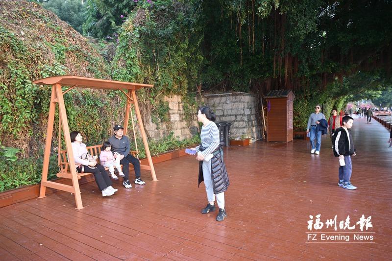 西湖公园新增31组秋千椅休闲椅