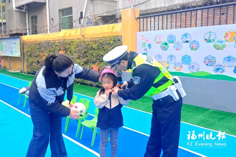 交警进校园开展“寒假第一课”